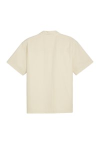 Camicia a maniche corte color beige chiaro, realizzata in tessuto testurizzato con una vestibilità comoda. Presenta un colletto e un dettaglio sulla spalla posteriore.