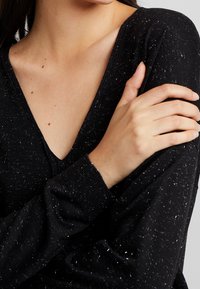 Sisley Stickad tröja - black