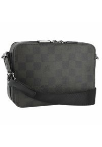 Borsa compatta in pelle nera e grigia con motivo a scacchi, dotata di chiusura con zip e manico staccabile in tessuto nero.