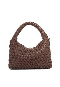 Sac à main en cuir tressé marron avec un corps arrondi et texturé et une courte poignée tressée. Présente des accessoires en métal doré et une fermeture éclair.