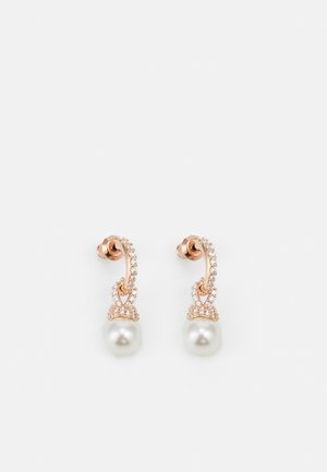 Pendientes de oro rosa con un diseño retorcido, adornados con pequeñas piedras transparentes y rematados con una gran perla en la parte inferior.