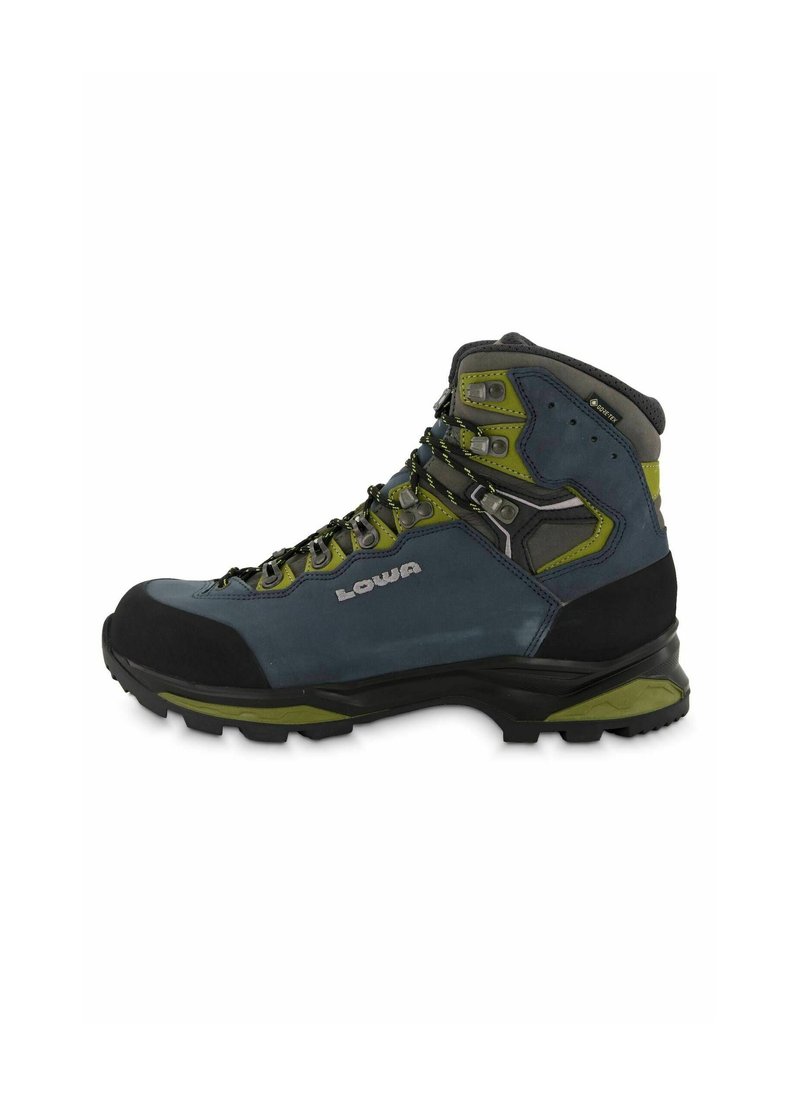 Scarpa da trekking alta di colore blu scuro e verde con punta in gomma nera, ganci metallici e suola texturizzata per aderenza. Logo Lowa visibile.