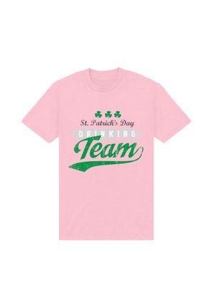 Rosa bomulds T-shirt med grønt tekst, der står "St. Patrick's Day Drinking Team" og med kløver grafik samt et slidt trykstyle.