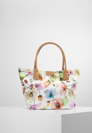 Hvid tote taske med flerfarvet akvarel blomsterprint og lysebrune læderhåndtag på en ensfarvet hvid overflade.