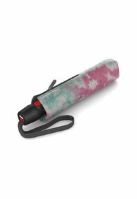 Paraguas compacto en un estuche de tela con cremallera que presenta un patrón de tie-dye en rosa y verde azulado. Incluye un mango negro con un botón rojo y una correa para la muñeca.