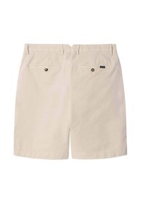Beige katoenen shorts met een vlakke voorkant, twee achterzakken met knoopsluitingen en een klein merklogo op de rechter achterzak.
