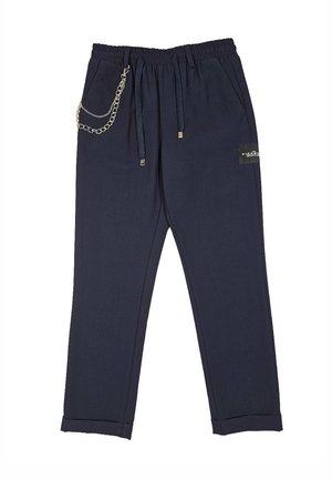 Pantaloni jogger navy con vita elastica, coulisse, tasche laterali, dettaglio in catena argentata e toppa quadrata con logo sul lato sinistro.