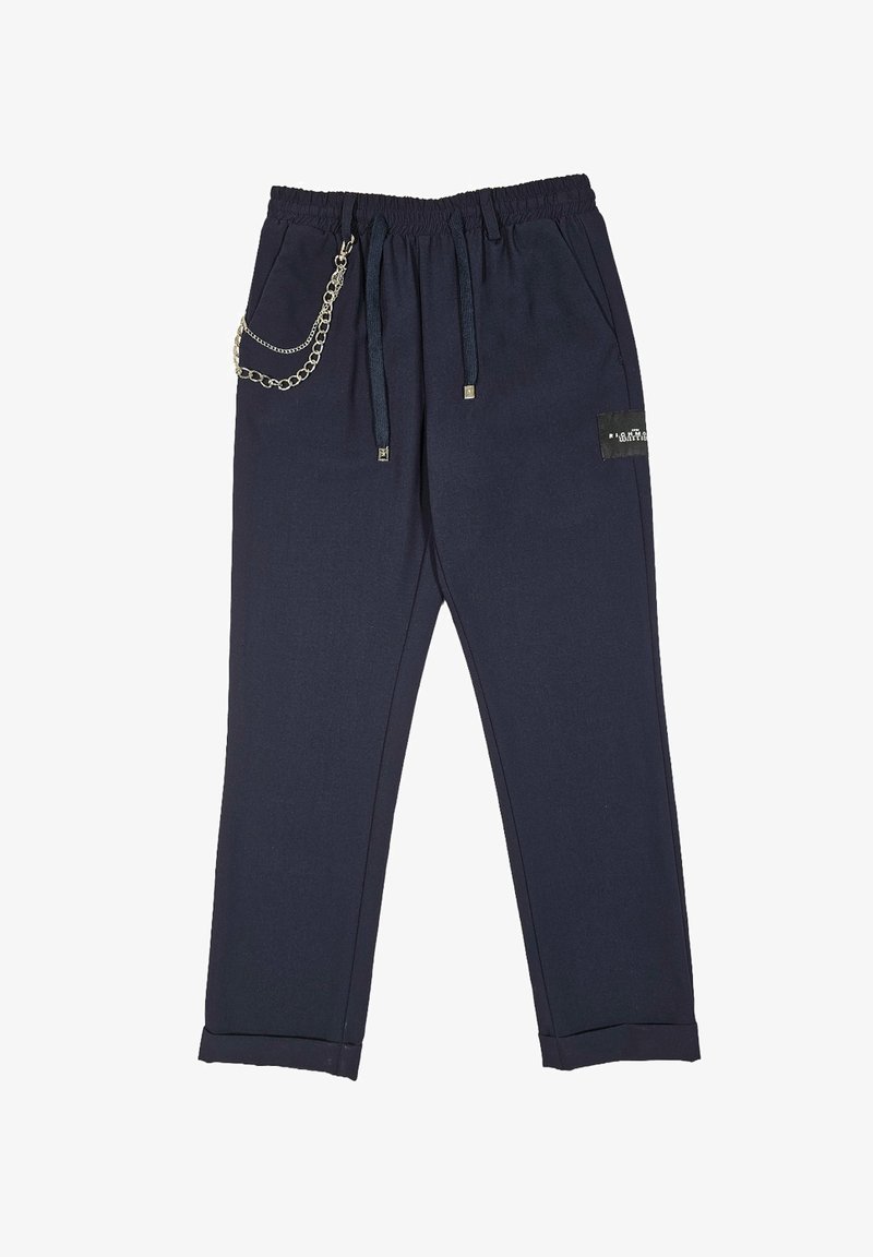 Pantaloni jogger navy con vita elastica, coulisse, tasche laterali, dettaglio in catena argentata e toppa quadrata con logo sul lato sinistro.