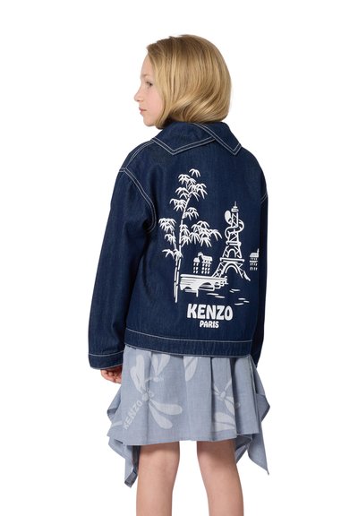 Veste en denim foncé avec un imprimé graphique blanc représentant une silhouette urbaine et du bambou à l'arrière, avec le logo "KENZO PARIS" en bas.