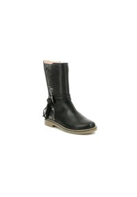 Bota de cuero negra hasta la rodilla con panel plateado texturizado, nudo decorativo y suela de goma plana. Diseño elegante con cierre de cremallera.