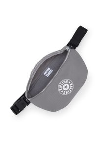 Pochette in tessuto grigio dalla forma arrotondata, con chiusura a zip e tracolla regolabile nera. Presenta un logo circolare sul fronte e una superficie liscia.