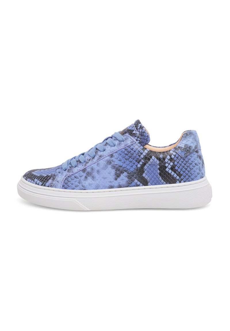 Blaue Sneakers mit Schlangenmustern, strukturierten Oberflächen, kontrastierenden schwarzen Akzenten und weißen Gummisohlen. Geflochtenes Design mit gepolstertem Schaft.