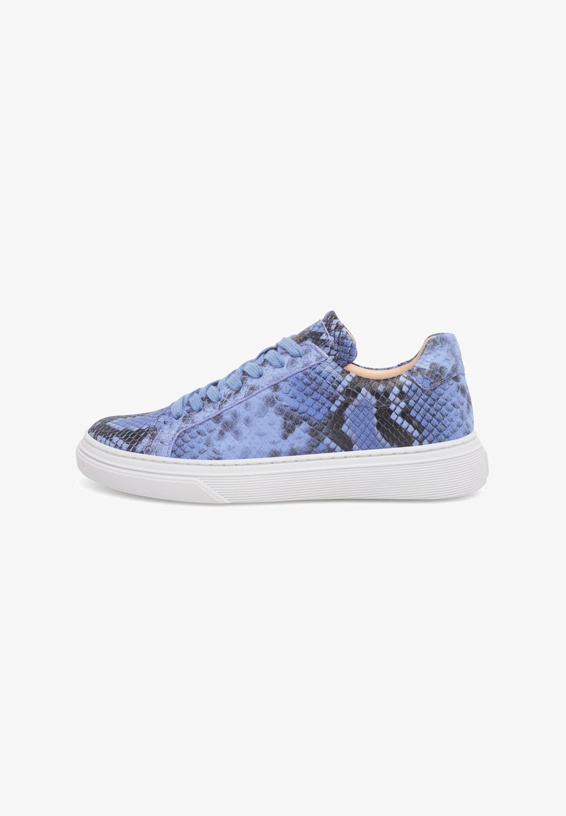 Blauwe sneakers met een slangenpatroon, voorzien van een textuur, contrasterende zwarte accenten en witte rubberen zolen. Vetersluiting met een gevoerde kraag.