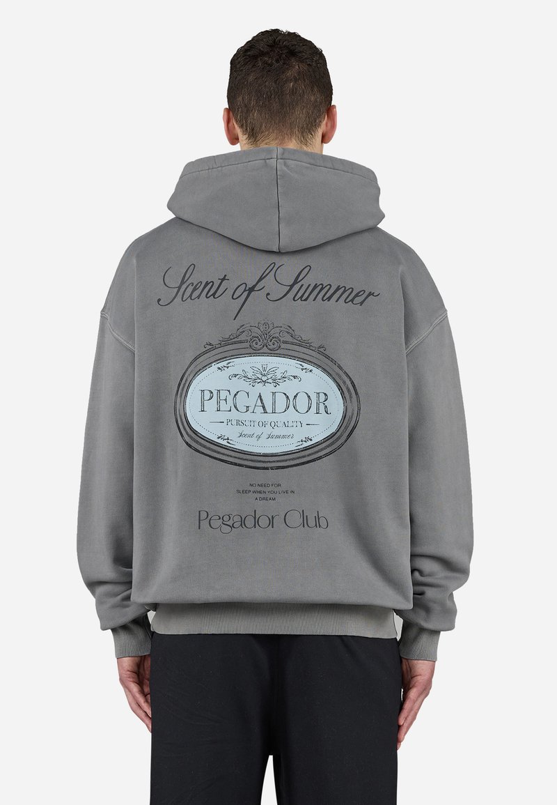 Sudadera gris con una gran etiqueta impresa en la parte posterior que presenta "Scent of Summer" y "Pegador Club". Puños y dobladillo acanalados.