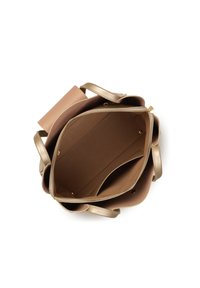 Borsa tote in pelle marrone con accenti dorati, ampia apertura e tasche interne. Superfici lisce e testurizzate con foderatura morbida.