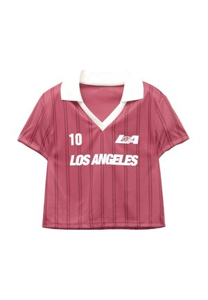 Karmínový sportovní dres s krátkým rukávem, bílý límeček, vertikální pruhy, číslo 10, logo "L.A." a text "LOS ANGELES" na přední straně.