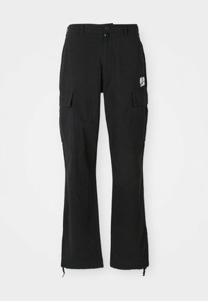 Pantalons cargo droits noirs avec fermeture à bouton, poches latérales à rabat et petit logo blanc sur la cuisse droite.