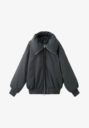 Czarna kurtka bomberka z dużym kołnierzem, zamek błyskawiczny, elastyczne mankiety i dół oraz dwie przednie kieszenie. Wykonana z gładkiego, lekkiego materiału.