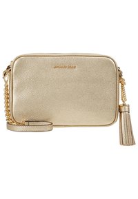 Bolso bandolera de cuero texturizado en dorado con un acento de cadena y borlas, que presenta un cierre superior con cremallera y una marca en relieve en la parte frontal.