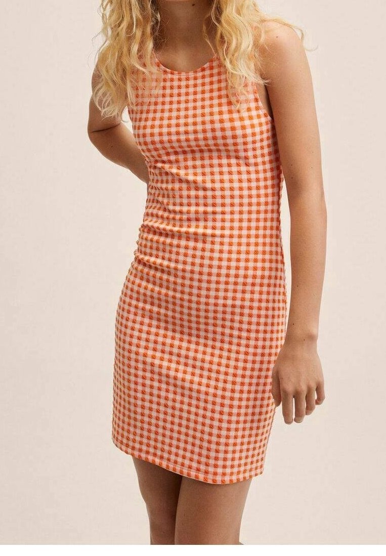 Robe en vichy orange et blanche avec une coupe ajustée, sans manches et une texture lisse. Longueur courte avec un détail froncé à la taille.