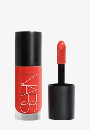 Roter flüssiger Lippenstift mit schwarzem Deckel, Markenname auf der Flasche und Applikator mit rotem Produkt an der Spitze daneben.
