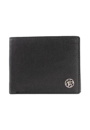 Portafoglio in pelle nera con texture e un piccolo logo circolare argentato nell'angolo in basso a destra su sfondo bianco.