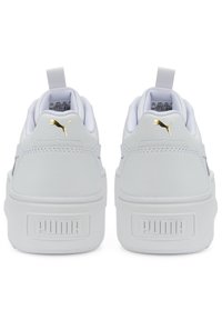 Fehér bőr sportcipők texturált felülettel; arany logó a sarokon és a nyelven; vastag fehér talp; minimalista dizájn.