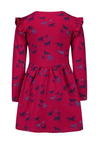 Rotes langärmliges Kleid mit Pferdemuster in Marineblau und Glitzerdetails. Verfügt über Rüschen an den Schultern und einen gefälteten Rock.