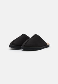 Botine negre din suede cu un design triangular, având o captuseala interioara moale si o talpa din cauciuc durabila pentru confort si suport.