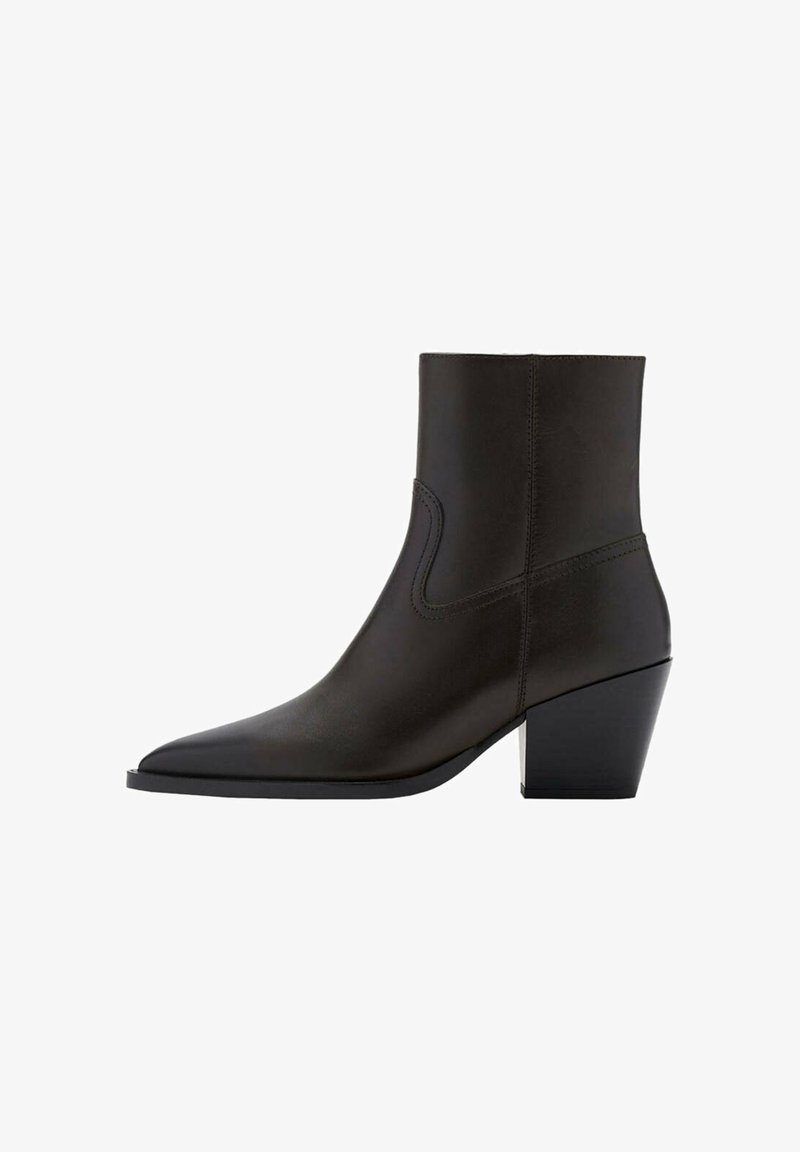 Bottine en cuir noir avec bout pointu et petit talon carré, vue de profil sur fond blanc.