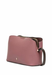 Różowa torebka ze skórki o fakturze kamienia, z ciemnym suwakiem, smukłym kształtem i odczepianym brązowym paskiem. Posiada małe logo z przodu.