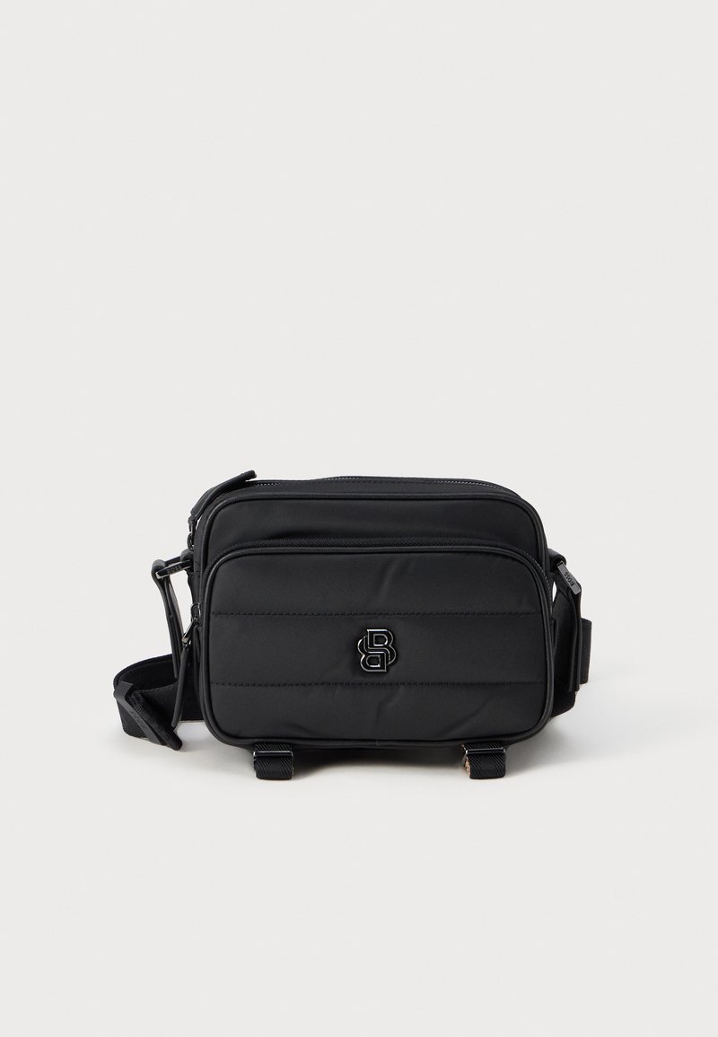 Sort nylon crossbody taske med polstret design, to lynlåslommer og et præget logo på forsiden. Justerbar rem for alsidighed.