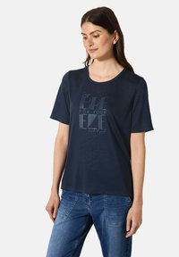 Camiseta de algodón color azul marino con mangas cortas, escote redondo y diseño gráfico de texto en azul más claro, que presenta diferentes estilos de fuente.