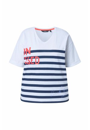 Biała koszulka z dekoltem w serek, z granatowymi, poziomymi paskami, czerwonym częściowym napisem "UN PASSED" i niebieskim, kursywnym napisem w pobliżu dolnego brzegu.