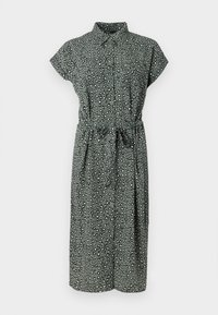 Robe chemise verte longueur genou avec manches courtes, motif léopard, boutonnière devant, col et ceinture nouée à la taille.