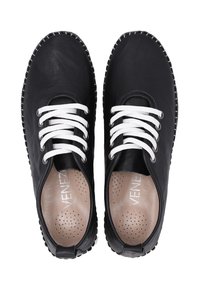 Schwarze Leder-Schnürschuhe mit weißen Schnürsenkeln, runder Form, perforierter Innensohle und kontrastierenden Nähten entlang der Sohle.