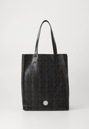 Czarna torba na ramię z teksturowanym wzorem wężowej skóry, płaskim prostokątnym kształtem i długimi uchwytami. Z przodu znajduje się okrągłe srebrne logo.