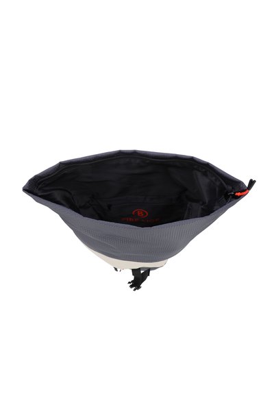 Temno modra torba z teksturirano zunanjostjo in belo dno. Notranjost ima črn oblog in rdeč logotip. Zgornje odpiranje s zadrgo.