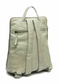 Zaino in pelle di colore verde chiaro, caratterizzato da numerose tasche con zip, una maniglia superiore e spallacci regolabili con dettagli di cucitura visibili.