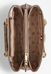 Beige, texturerad handväska med guldfärgad hårdvara, med dragkedjestängning och mönstrad insida, uppdelad i tre fack.