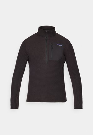 Schwarzer Fleece-Pullover mit hohem Kragen, halbseitigem Reißverschluss und einer Reißverschlusstasche auf der Brust. Mit strukturiertem Muster und langen Ärmeln.