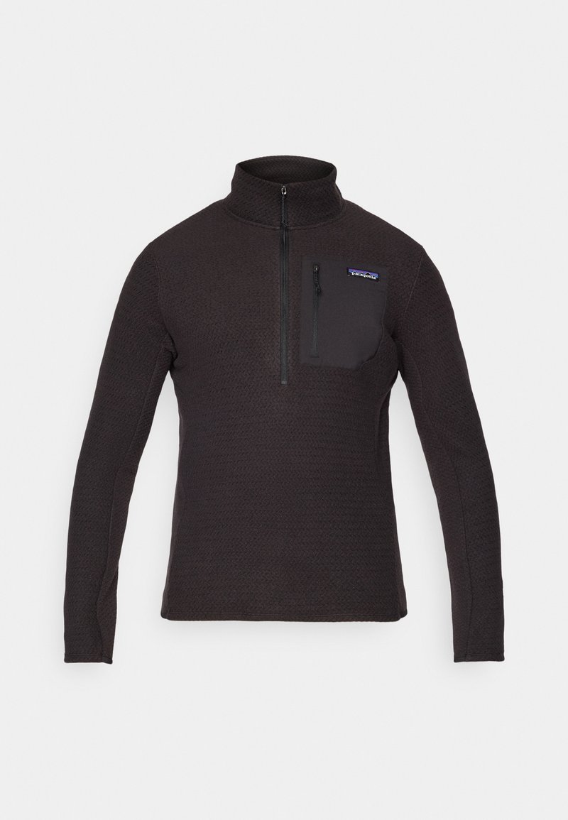 Schwarzer Fleece-Pullover mit hohem Kragen, halbseitigem Reißverschluss und einer Reißverschlusstasche auf der Brust. Mit strukturiertem Muster und langen Ärmeln.
