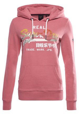 Roze hoodie met voorzak, witte trekkoorden en een meerkleurig "SuperDry"-logo met Japanse en Engelse tekst.