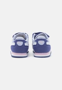 Chaussures de sport violettes et blanches avec un haut en daim et en mesh, dotées d'une sangle velcro, d'un col rembourré et d'une semelle extérieure rose.