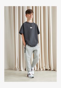 Selecionado, white/black/dark team red/pure platinum/wolf grey