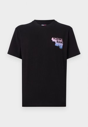 T-shirt en coton noir à manches courtes. Le devant présente un logo dégradé en rose et bleu avec la mention "TOMMY JEANS NEW YORK CITY".