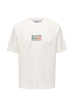 Camiseta blanca de manga corta hecha de algodón, con un diseño gráfico multicolor y el texto "ONLY & SONS" centrado en la parte delantera.