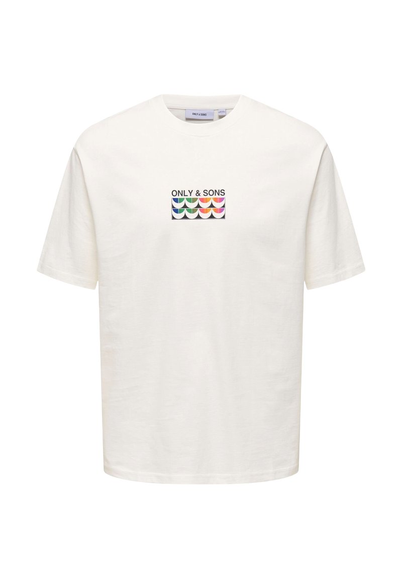 Camiseta blanca de manga corta hecha de algodón, con un diseño gráfico multicolor y el texto "ONLY & SONS" centrado en la parte delantera.