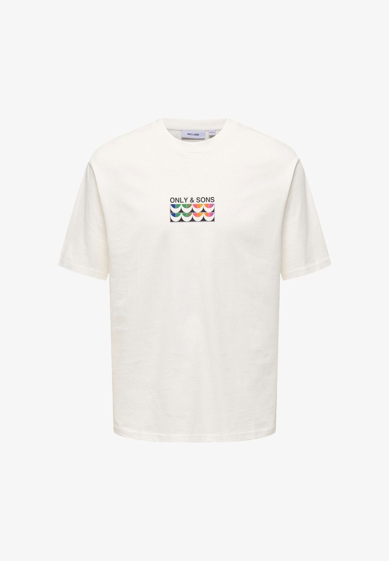 Camiseta blanca de manga corta hecha de algodón, con un diseño gráfico multicolor y el texto "ONLY & SONS" centrado en la parte delantera.