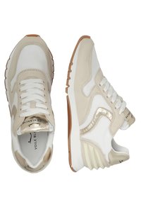 Sneaker aus einer Kombination von weißem Leder und beigem Wildleder, mit metallischen goldenen Akzenten, strukturiertem Außensohle und weißen Schnürsenkeln.